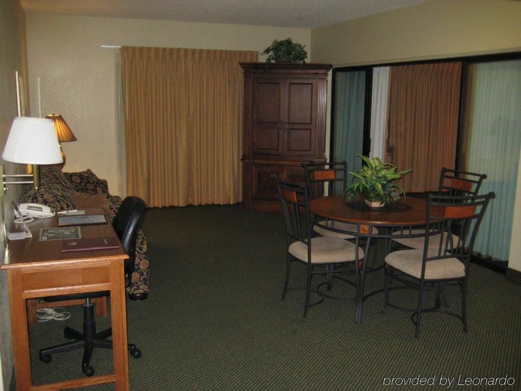 Red Roof Inn & Conference Center Wichita Airport Room photo